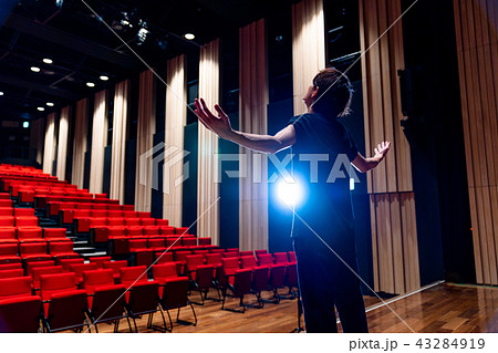 演技する男性 演技する男性 43284919