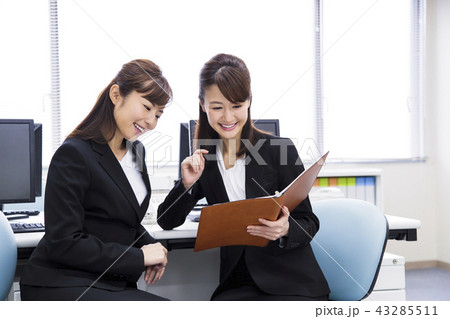 ビジネス 女性 会議 チーム オフィス ビジネスマン ビジネス 女性 会議 チーム オフィス ビジネスマン 43285511