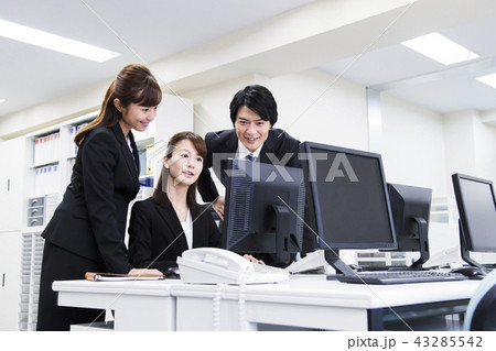 ビジネス　女性　会議　パソコン　チーム　オフィス　ビジネスマン 43285542