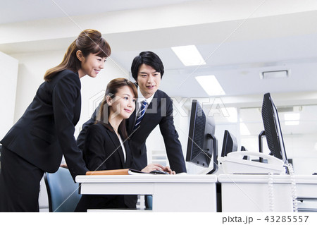 ビジネス 女性 会議 パソコン チーム オフィス ビジネスマン ビジネス 女性 会議 パソコン チーム オフィス ビジネスマン 43285557