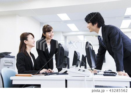 ビジネス　女性　会議　パソコン　チーム　オフィス　ビジネスマン 43285562