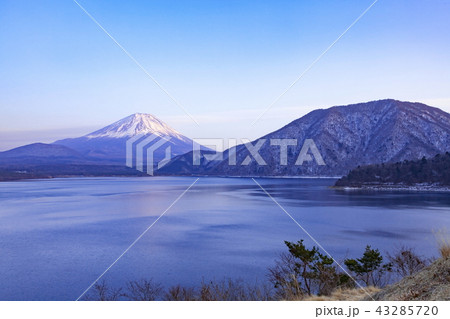 本栖湖の夕景、山梨県身延町にて 本栖湖の夕景、山梨県身延町にて 43285720