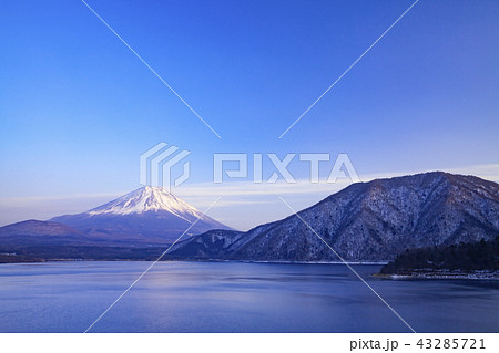本栖湖の夕景、山梨県身延町にて 43285721