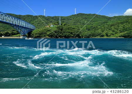 黒之瀬戸大橋　うず潮と船 43286120