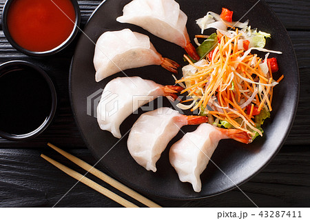 Traditional Asian dumplings stuffed with shrimp 43287411