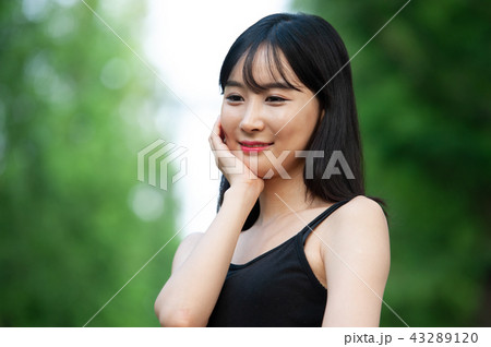 若い女性 韓国人 森 43289120