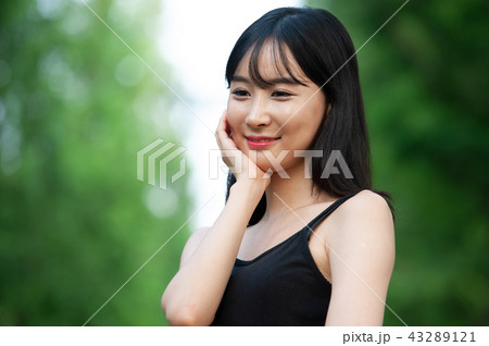 若い女性 韓国人 森 43289121