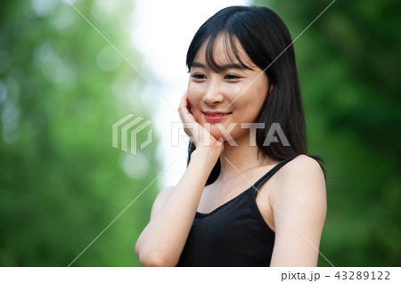 若い女性 韓国人 森 43289122