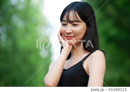 若い女性 韓国人 森 43289123
