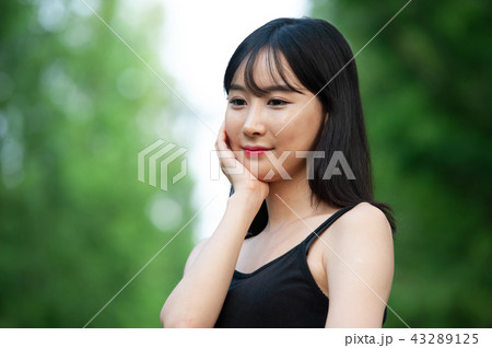 若い女性 韓国人 森 43289125