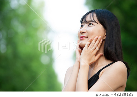 若い女性 韓国人 森 43289135