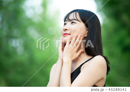 若い女性 韓国人 森 43289141
