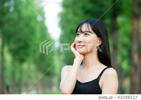 若い女性 韓国人 森 43289222