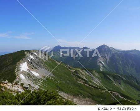 双六岳から三俣蓮華岳への稜線と鷲羽岳 双六岳から三俣蓮華岳への稜線と鷲羽岳 43289857