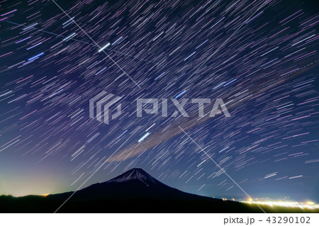本栖湖・竜ヶ岳から眺める星空と富士山 43290102