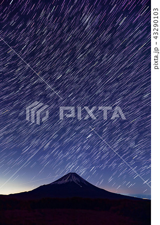 本栖湖・竜ヶ岳から眺める星空と富士山 本栖湖・竜ヶ岳から眺める星空と富士山 43290103
