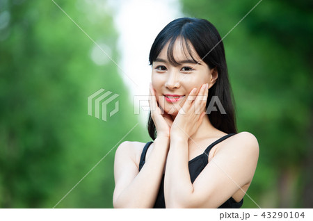 若い女性 韓国人 森 43290104