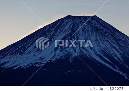 本栖湖・竜ヶ岳から見る雪煙上がる夜明けの富士山 43290724