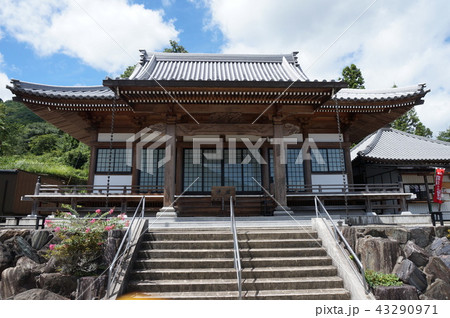 【四国三十六不動霊場】第七番　福性寺の本堂と夏の空　徳島県三好郡東みよし町 43290971