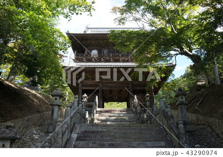 【四国三十六不動霊場】第四番　箸蔵寺の登録有形文化財の山門　徳島県三好市 43290974
