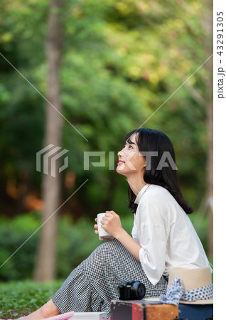 若い女性 韓国人 森 43291305