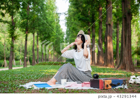 若い女性 韓国人 森 43291344