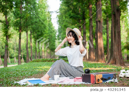 若い女性 韓国人 森 43291345