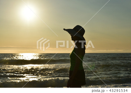 真夏の北海道江差町の海岸で夕焼けの中に佇む水着女性のポートレートを撮影 真夏の北海道江差町の海岸で夕焼けの中に佇む水着女性のポートレートを撮影 43291534