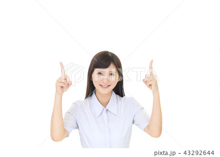 指示する笑顔の女性 43292644