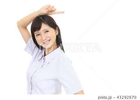 指示する笑顔の女性 指示する笑顔の女性 43292670