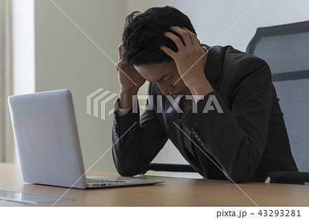 男性　悩む　頭を抱える 43293281