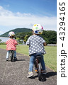 公園で自転車の練習をする双子 43294165