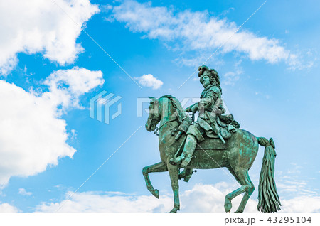 ヴェルサイユ宮殿　ルイ14世騎馬像　 43295104