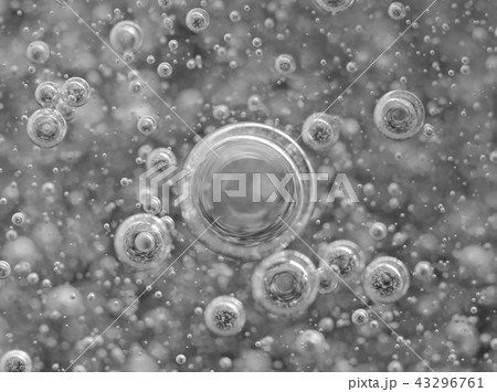 Black-and-white big and small grey bubbles insid 43296761