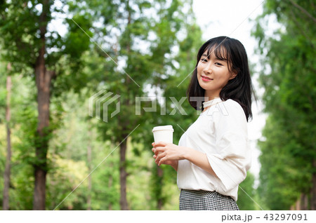 若い女性 韓国人 散歩 43297091