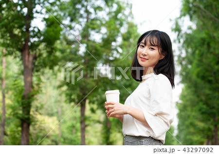若い女性 韓国人 散歩 43297092