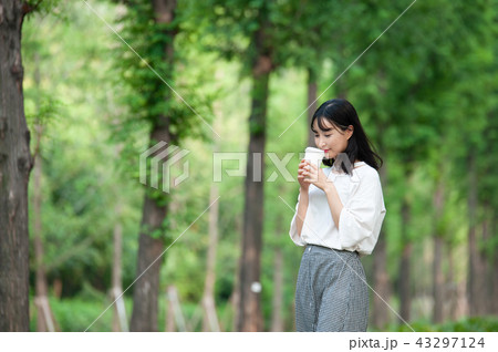 若い女性 韓国人 散歩 43297124