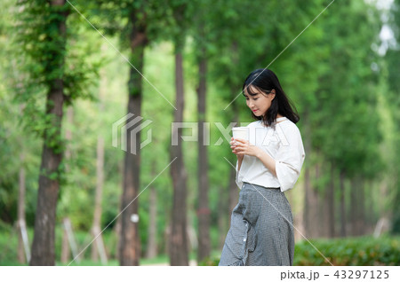 若い女性 韓国人 散歩 43297125