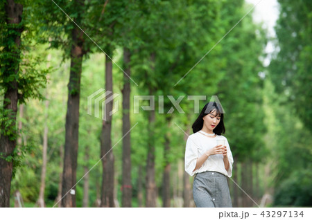 若い女性 韓国人 散歩 43297134