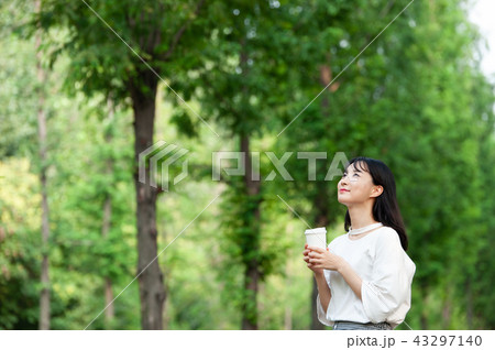 若い女性 韓国人 散歩 43297140