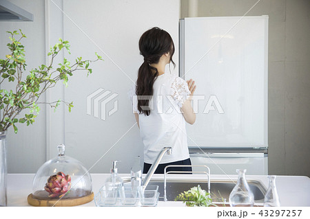 キッチンの女性 キッチンの女性 43297257