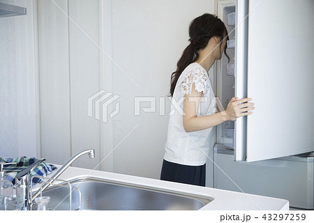キッチンの女性 43297259
