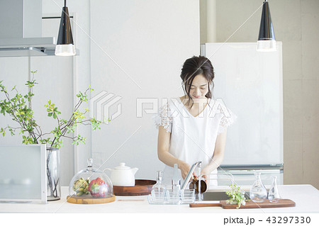 キッチンの女性 キッチンの女性 43297330