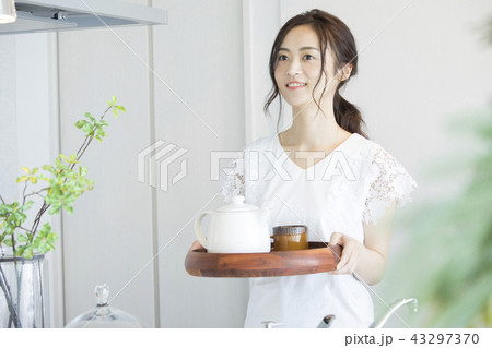 お茶を淹れる女性 お茶を淹れる女性 43297370