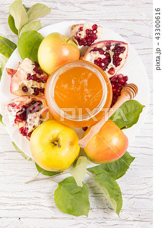 Pieces ripe pomegranate, honey and apple 43300616