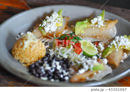 BLACKENED FISH TACOS WITH AVOCADO BLACKENED FISH TACOS WITH AVOCADO 43301097