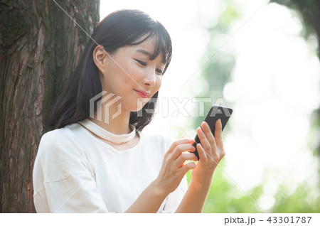 若い女性 韓国人 木 43301787
