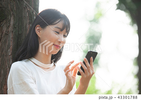 若い女性 韓国人 森 43301788