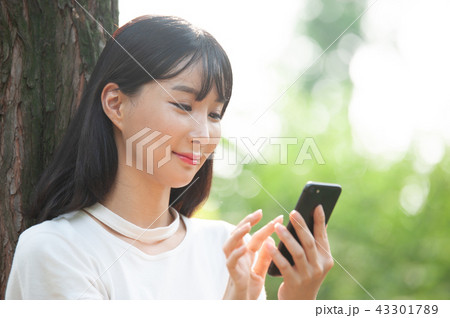 若い女性 韓国人 木 43301789