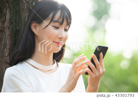 若い女性 韓国人 木 43301793